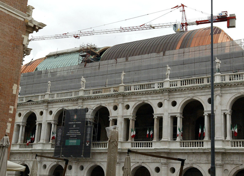 tetto e facciata della Basilica palladiana in restauro